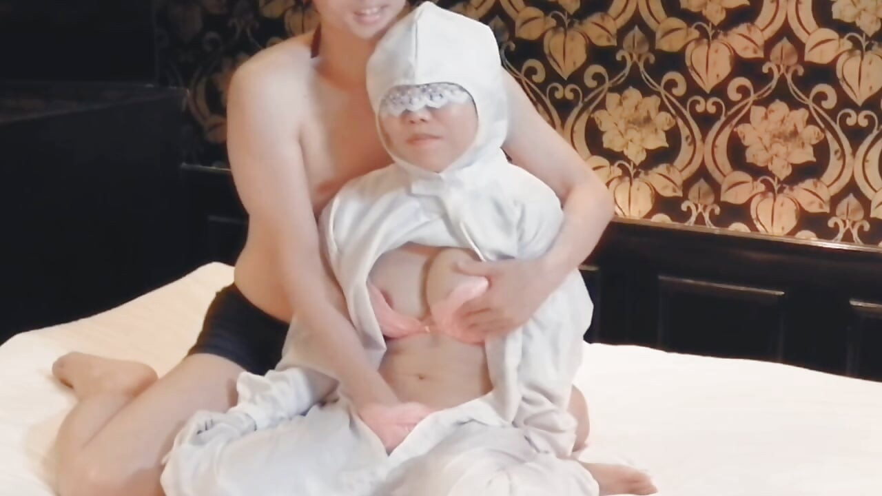 Temiz giysiler ve parmaklar içinde büyük memeli bir müfettişin kıyafetlerini çıkarıyor. Ev yapımı amatör kişisel fotoğrafçılık kawasaki jk