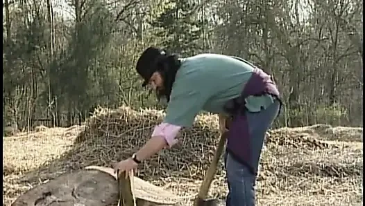 Çingene çift dışarıda bir çiftlikte sert sikişiyor