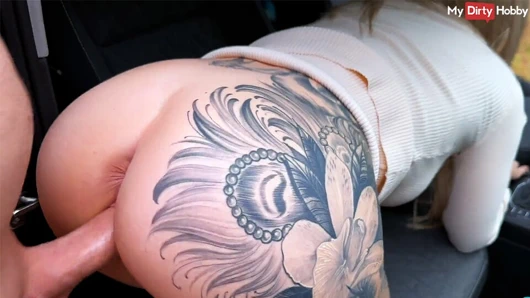 Büyük memeli amatör arka koltukta sert sikiliyor - mydirtyhobby Alman amatör seks