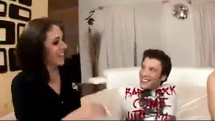 Mama e hija comparten macho