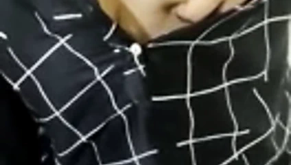 Sıcak eş gösterilen göğüsleri için arkadaşım