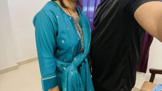 Hizmetçi para ile kaçıyordu, ev sahibi yakaladı ve onu sikti