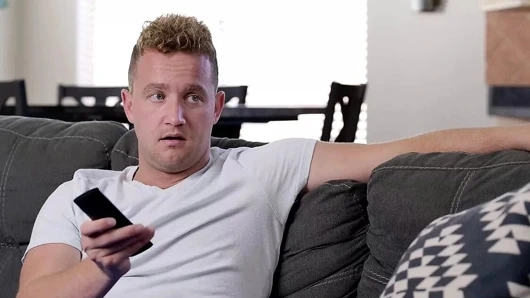 İri göğüslü kızıl saçlı Annabel Redd oda arkadaşının büyük yarağına biniyor - s14:e12