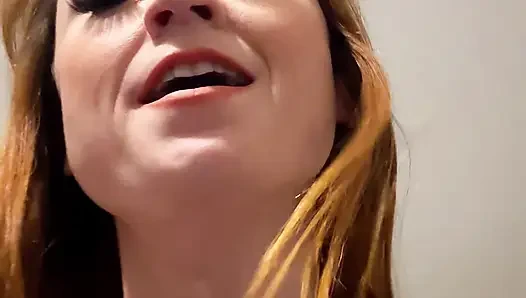 İNGILIZ KıZıL SAÇLı ORTA YAŞLı SEKSI KADıN SENI NE KADAR ÖZLEDIĞINI GÖSTERMEK IÇIN SABıRSıZLANıYOR