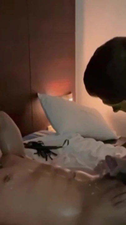 Otel bdsm oyunları: Filipinli ikizler ateşli ağda ile şaplak atıyor | Klip 3