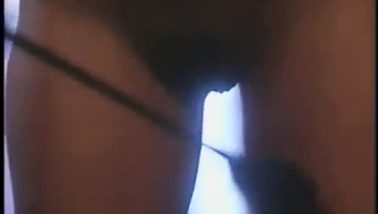 kız şaplak ve berbat bir kayış üzerinde horoz