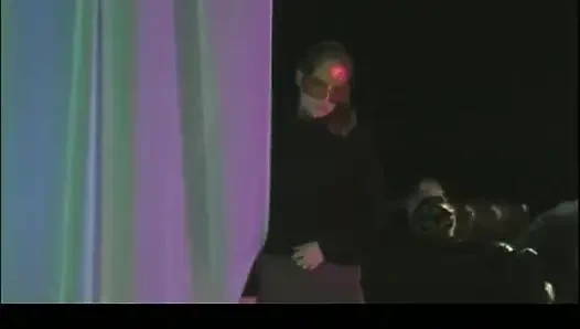 Yeşil odada çılgın seksten sonra adam sürtüğün güzel göğüslerine boşalıyor