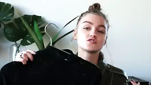 Vinil giyen Astrid olsen Danimarkalı youtuber