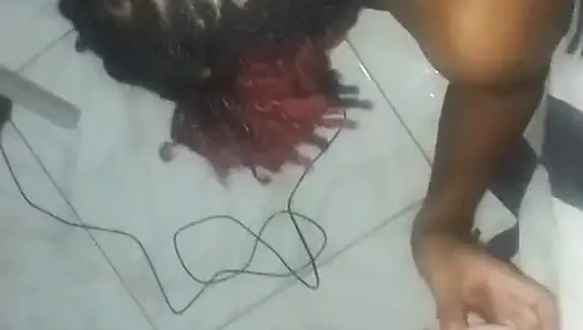 Minik genç kıza yarak yutmayı öğretiyor