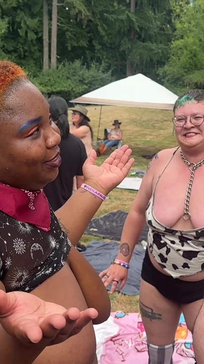 Fuck-a-palooza'da şehvetli öpüşme ve meme ucu yalama