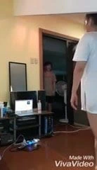 Kız kardeşinin önünde kıçını sallıyor