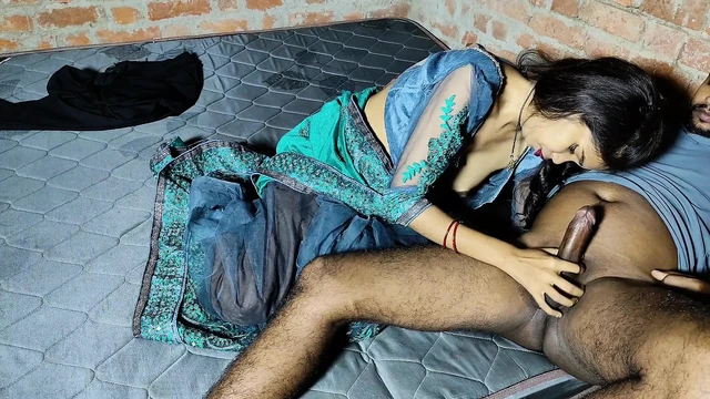 Жена была одна дома в день свадьбы, затем я закрыл комнату и начал трахать его жену.