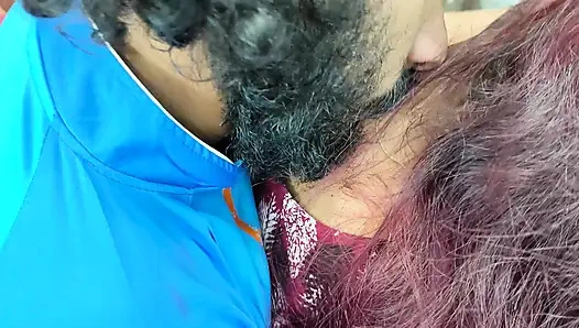 Ateşli çiftin romantik öpücüğü