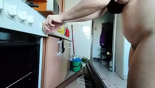 Seksi evli kadın mutfakta güllerle eğleniyor.