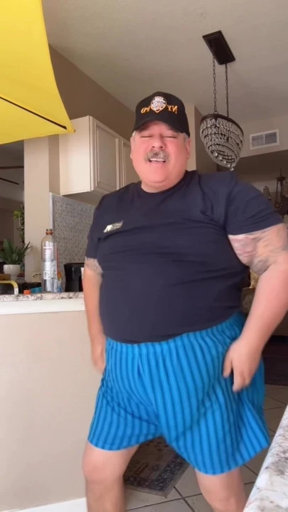 Büyük fupa ile aptal şişman dans eden ayı