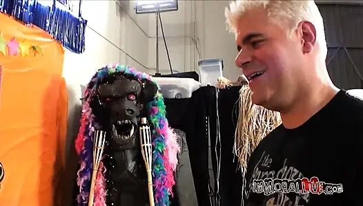 Jimnastikçi Nikki Delano harika küçük vücuduyla her türlü numara yaptı