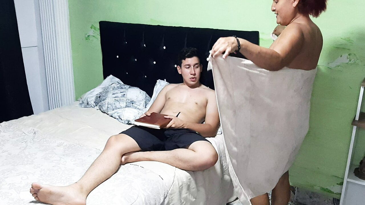 Üvey annem bana oral seks yapmak için odamda araya giriyor ve sonunda sikişiyor.