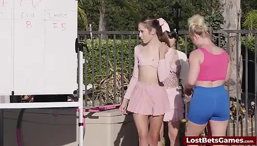 Çılgın vahşi striptiz oyunu gösterisinde ulusal marşı ezberden okunuyor