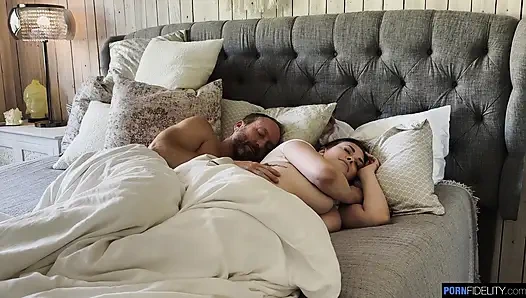 Büyük memeli Lindsay Lee için sürekli dölleme