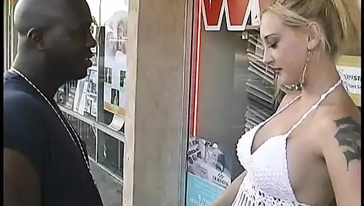 Büyük memeli dövmeli sarışın siyah yarak ve oyuncak tarafından sikiliyor