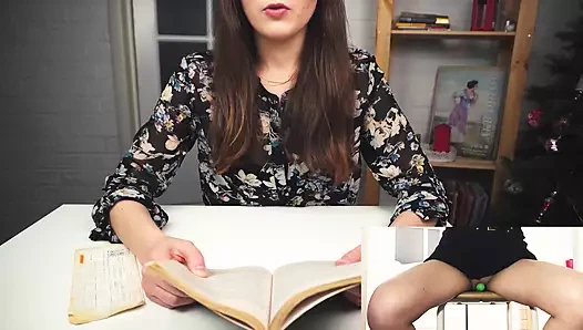 Genç bir güzelden gerçek orgazm. Vibratör üzerinde oturma