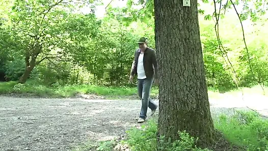 Dövmeli genç kız göğüslerini sağıyor