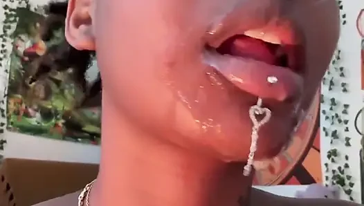 Zenci kadın dildo sakso çekiyor