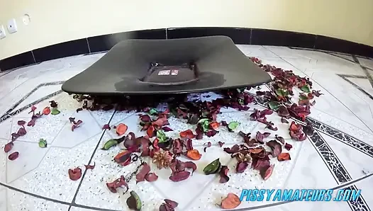 Seksi büyük memeli kız tabağa işiyor