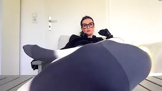 Üvey annenin ayak amlarını kokla ve boşalmak oyunu