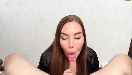 İyi bir sakso için, bir esmer ağzına büyük bir boşalma alıyor!