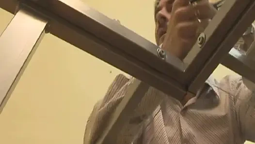 Şaplak atılan sarışın Fransız bebek götünü sert siktiriyor