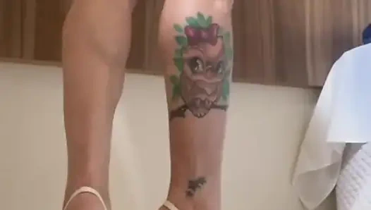 Sıkı kasların altında sessiz amcık