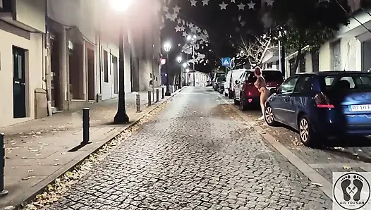 Riskli halka açık çıplak tombul binada açık havada işiyor