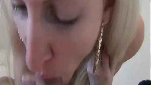 Mastürbasyon yapmayı seven sarışın Leona'nın yarağımı tatmasına izin verdim