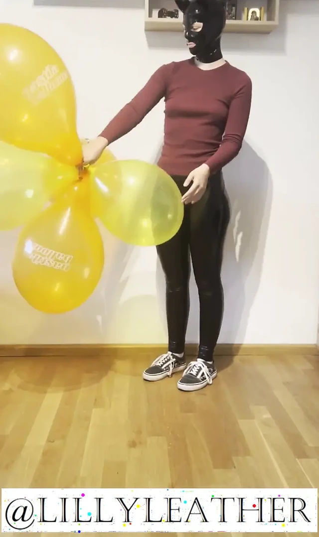 Looner kız sevimli kıyafetli ve kitty lateks maskeli 4 balon dışarı çıkıyor