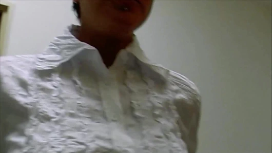 Koyu saçlı Alman sürtük üç sert horoz tarafından dövülür