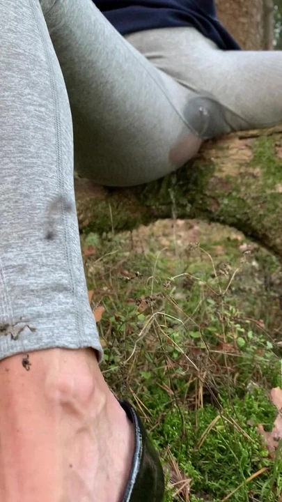 Писсинг в штаны на улице