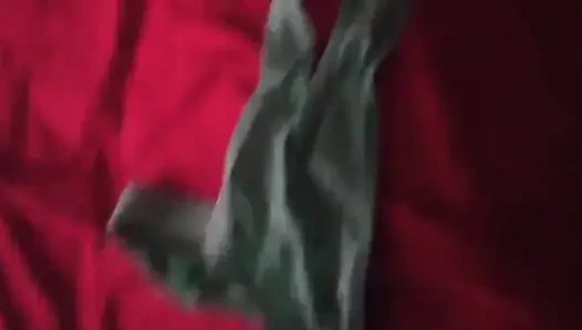 Karımın kullanılmış tangasıyla mastürbasyon yapıyorum ve fark etmiyor
