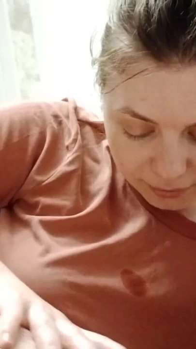 "Seksi orta yaşlı seksi kadın güzel bir yarak emiyor" dan paylaşmalı an