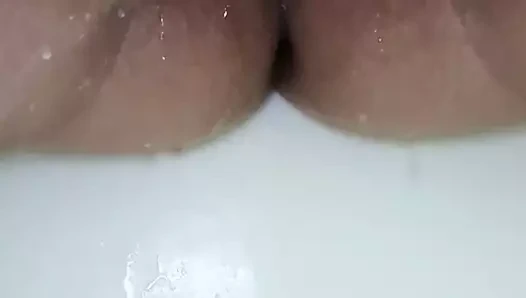 Çişimle mastürbasyon yapıyor ve oynuyorum