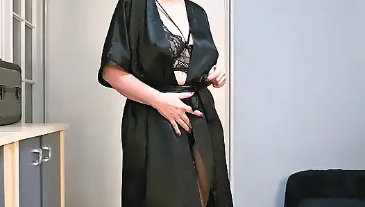 Naylon çorap giyen orta yaşlı seksi kadın seksi dans gösterisi