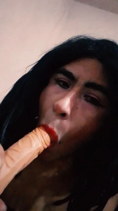 Trans bebek süper büyük ve kalın zengin bir dildoyu emiyor