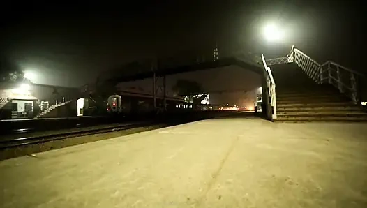 Üvey erkek kardeş büyük göğüslerini domaltarak alırken teris balkonunda üvey kız kardeşiyle seks yapıyor