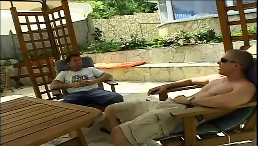 Anal sürtük iki yarak alıyor ve samanla çifte anal dölleme içiyor