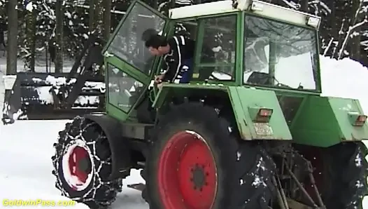 Alman tombul çiftçinin üvey kızı sikiliyor