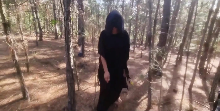 Ormanda kaybolan bir turist lanetlanmamak için bir cadıyla seks yapmaya zorlanıyor!! Halloween