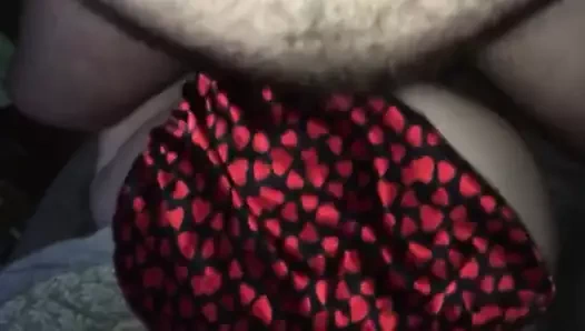 Cum üzerinde saten külot ve Siktir et