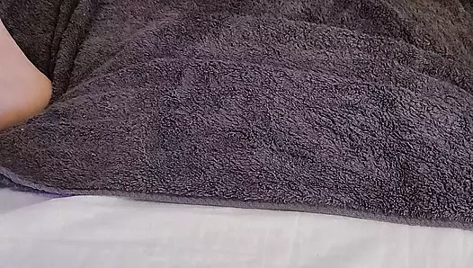 Dotty kırmızı oyuncakla iniyor