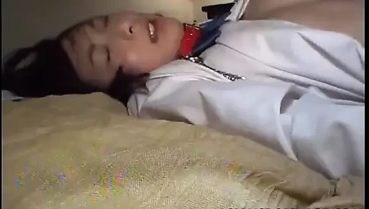 Meme uçlarını kıstırıyor ve o da iniyor