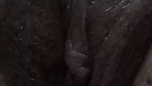 Parmaklıyor ve boşalana kadar amıyla oynuyor